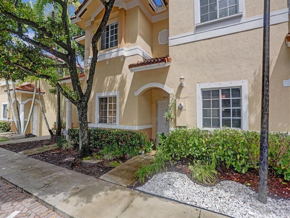 7917 Tuscany Ct in Tamarac, FL - Building Photo