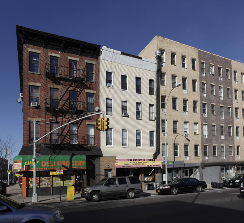 895 Grand St in Brooklyn, NY - Foto de edificio