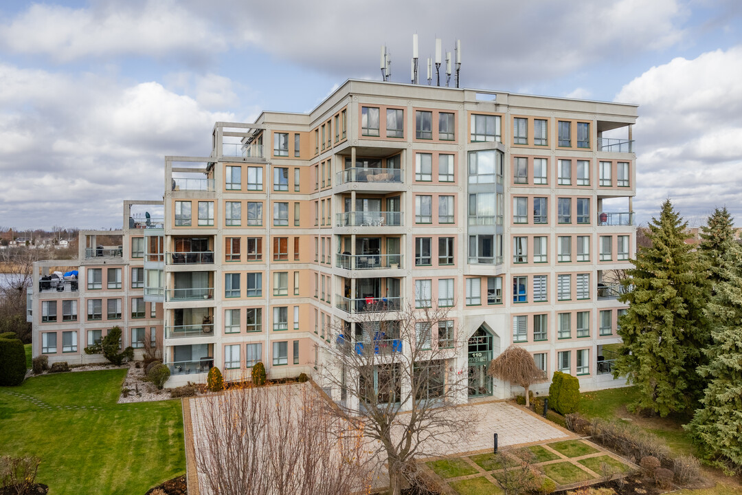 Le Centenaire in Dollard-des-Ormeaux, QC - Building Photo