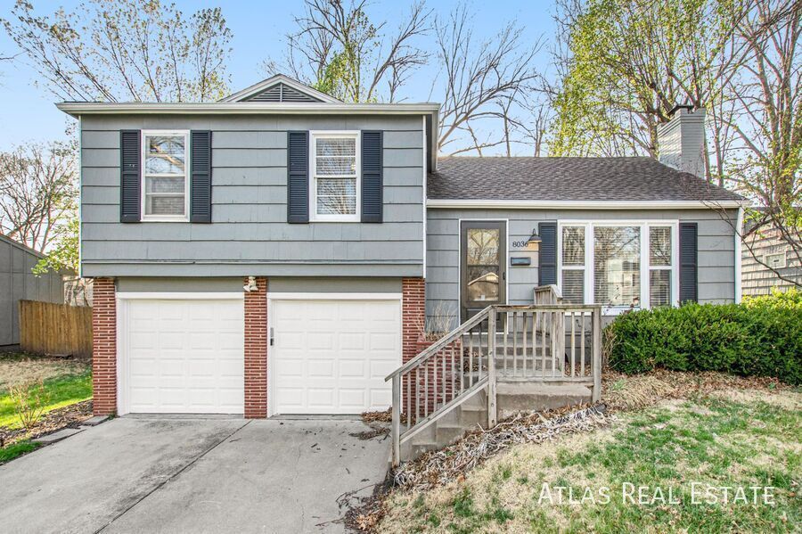 8036 Reinhardt Ln in Prairie Village, KS - Building Photo