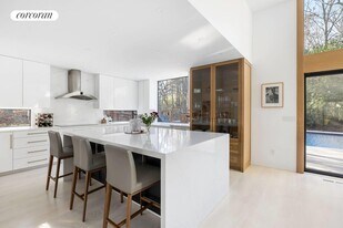 63 Landfall Rd in East Hampton, NY - Building Photo