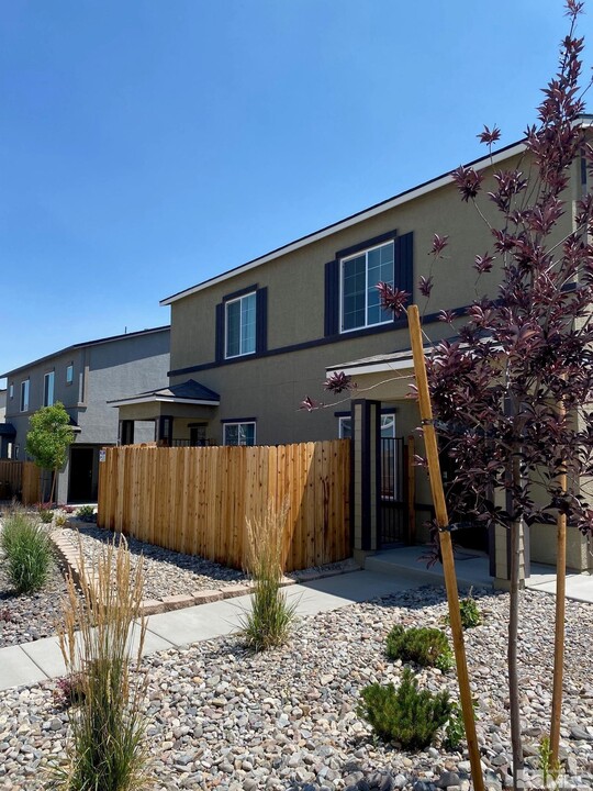 525 Autumn Breeze Cir in Reno, NV - Building Photo