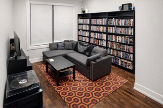 2957 N Milwaukee Ave, Unit S2 in Chicago, IL - Foto de edificio - Building Photo