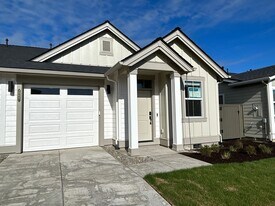 20697 SE Iron Horse Ln in Bend, OR - Building Photo