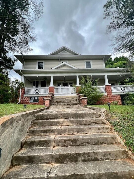 233 Blue Ridge St in Marion, NC - Building Photo