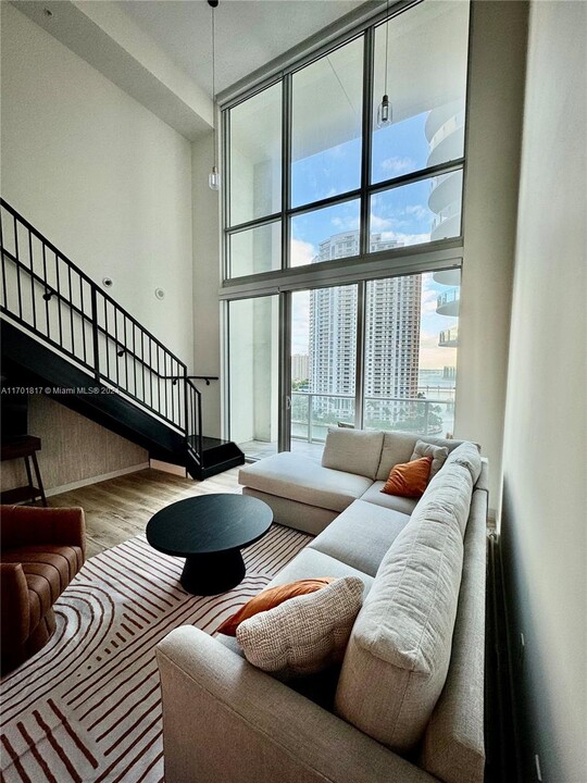 300 S Biscayne Blvd, Unit L-1210 in Miami, FL - Building Photo