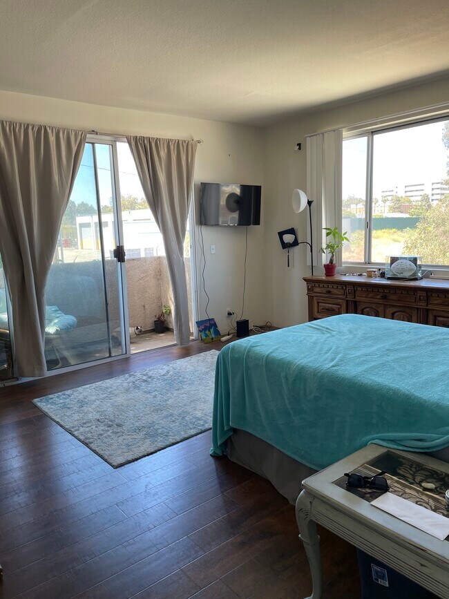 11535 Rochester Ave in Los Angeles, CA - Building Photo - Building Photo