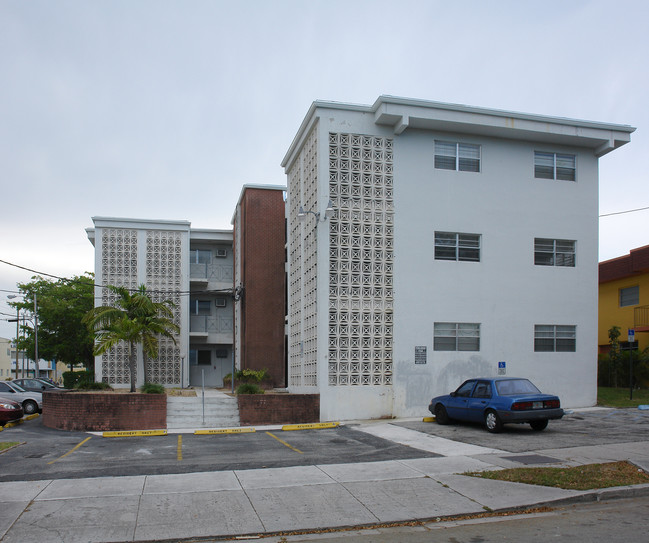 Jj Apartments in Miami, FL - Building Photo - Building Photo