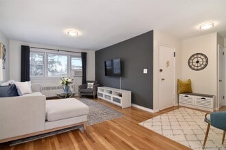 140 N Broadway in Irvington, NY - Foto de edificio - Building Photo