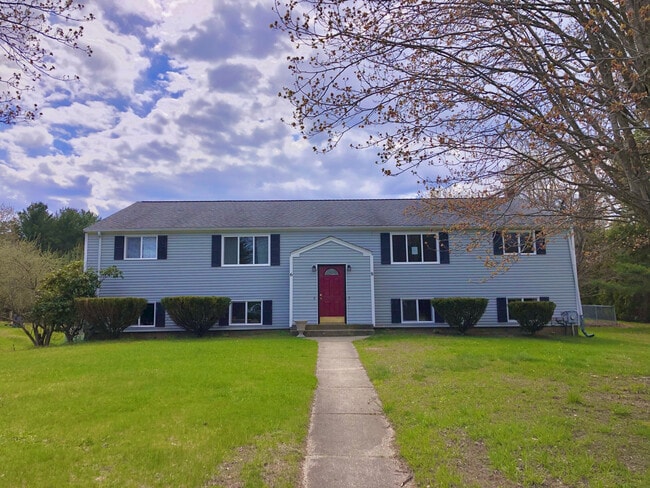 8 Brookings Dr in Kingston, MA - Foto de edificio - Building Photo