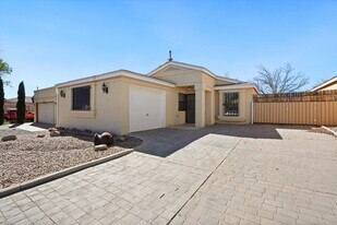 1645 Hollyberry Dr NE in Rio Rancho, NM - Building Photo