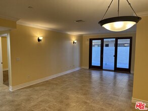 122 N Clark Dr in Los Angeles, CA - Building Photo - Building Photo