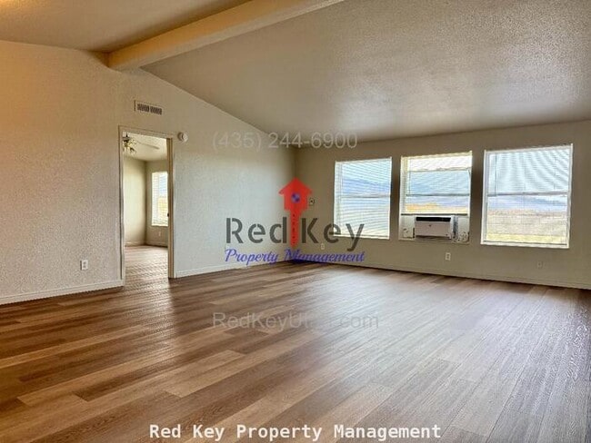 877 E Main St in Grantsville, UT - Building Photo - Building Photo