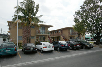 Chalet Apartments in Hialeah, FL - Foto de edificio - Building Photo