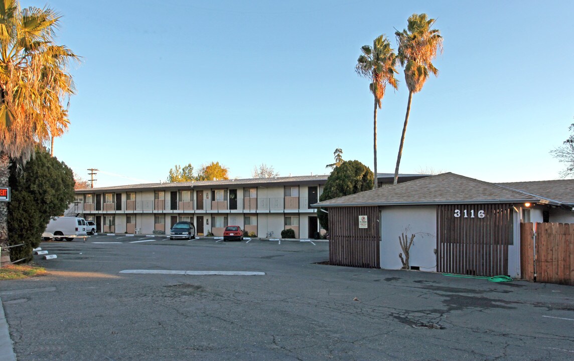 Golden Tee Apartments in Sacramento, CA - Building Photo