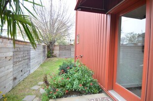 5401 Lillian St in Houston, TX - Building Photo