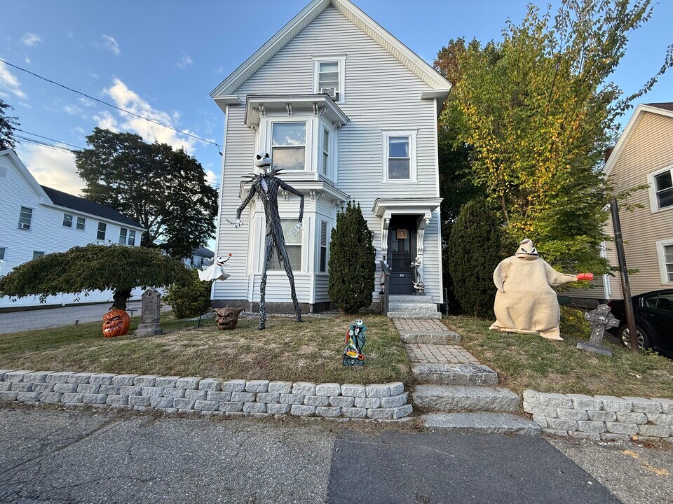 49 McDuffie St, Unit 1 in Manchester, NH - Foto de edificio