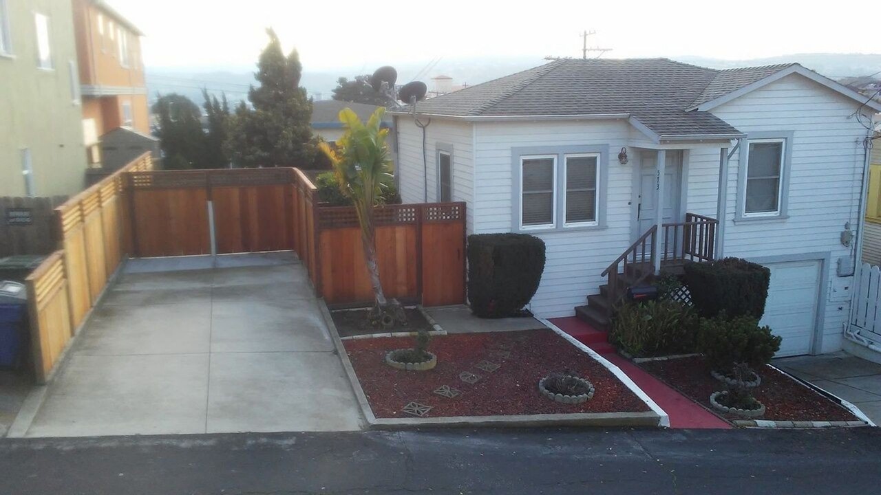 573 Tamarack Ln in South San Francisco, CA - Building Photo