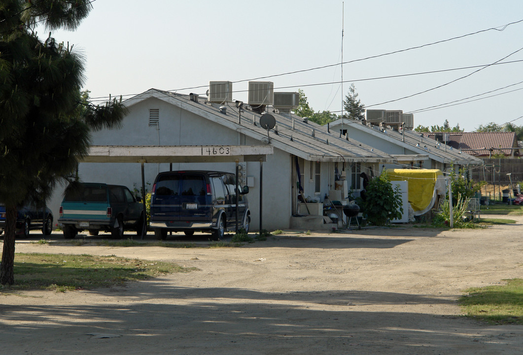 14603 W Whitesbridge Ave in Kerman, CA - Foto de edificio