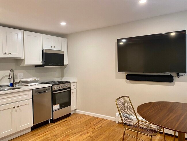 42 Irving St, Unit B in Boston, MA - Foto de edificio - Building Photo