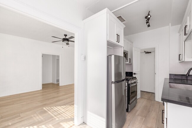 Serrano Tower Apartments in Los Angeles, CA - Foto de edificio - Interior Photo