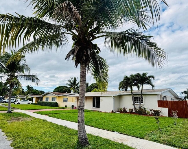 515 NW 202nd Ter in Miami, FL - Foto de edificio - Building Photo