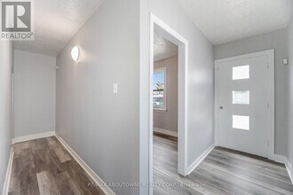 126 Cross Ave in Oakville, ON - Building Photo - Building Photo