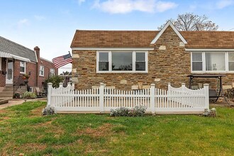 802 Loney St in Philadelphia, PA - Foto de edificio - Building Photo