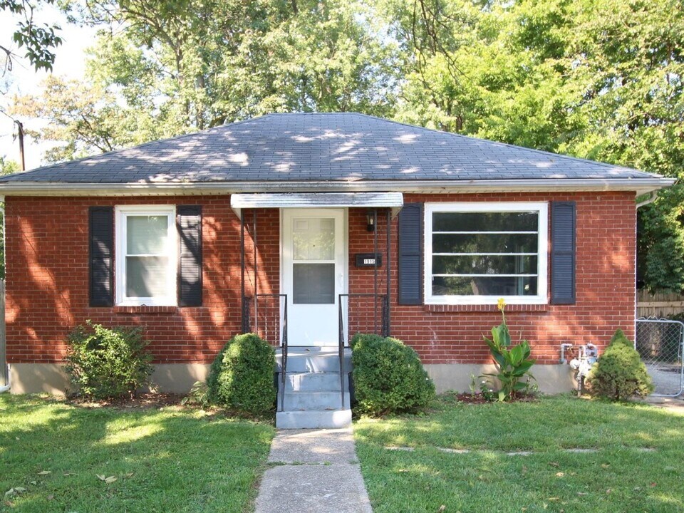 1915 Garrs Ln in Louisville, KY - Building Photo