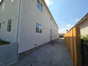 204 W 90th St-Unit -90(202W) in Los Angeles, CA - Building Photo - Building Photo