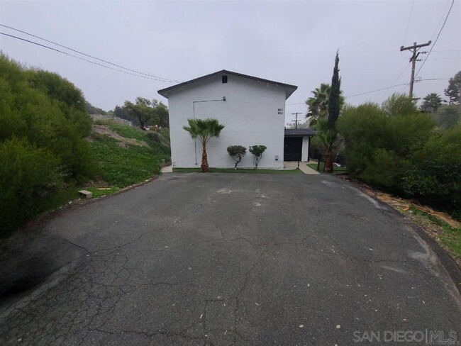 1850 Bakersfield St in Lemon Grove, CA - Foto de edificio - Building Photo