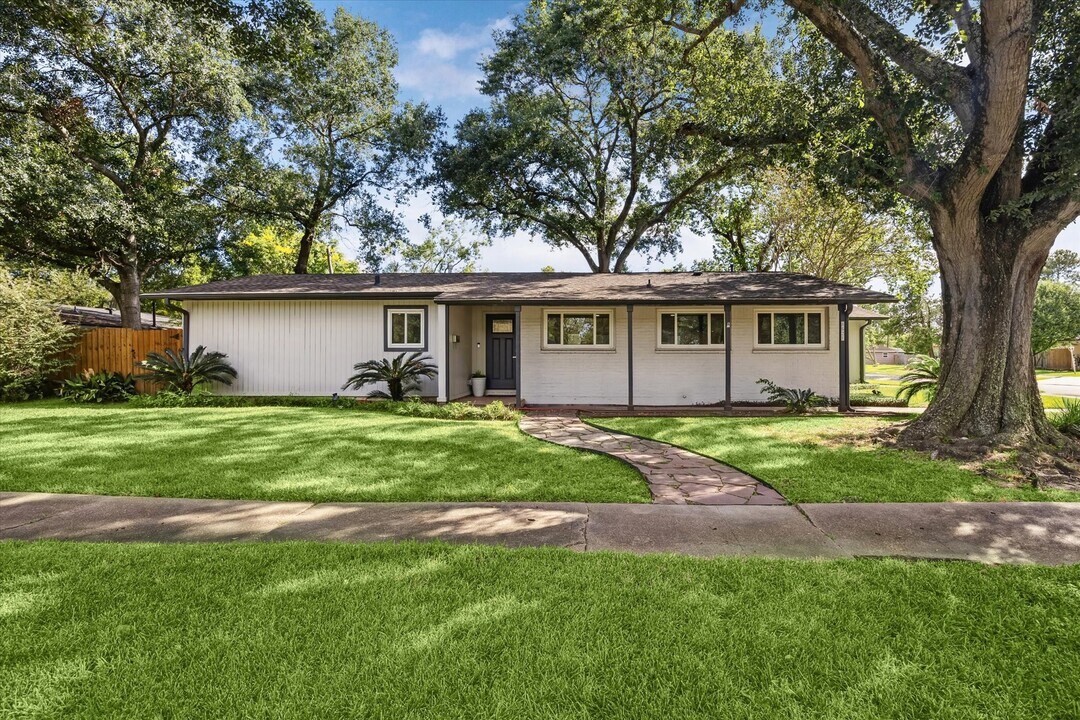 8621 Bob White Dr in Houston, TX - Building Photo