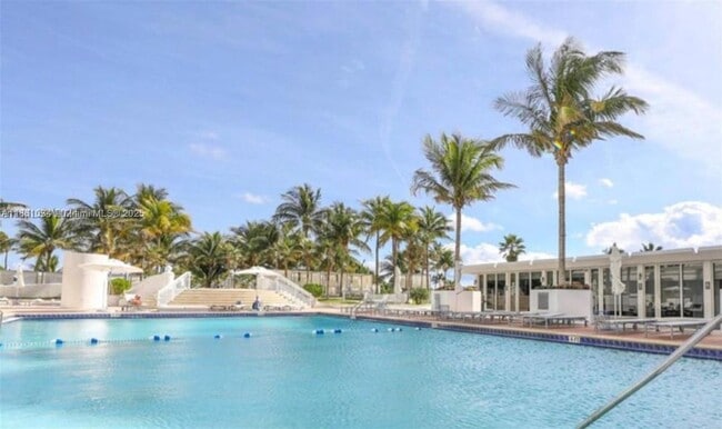 10275 Collins Ave in Bal Harbour, FL - Building Photo - Building Photo