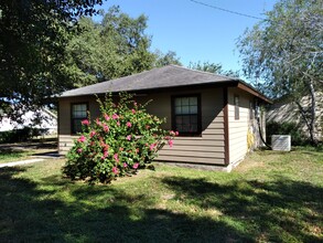411 Rowlett Ave, Unit Apt. 3 in Sinton, TX - Building Photo - Building Photo
