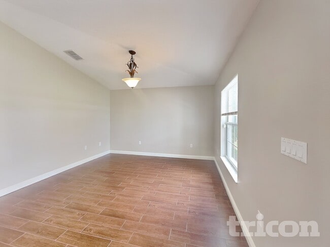 2020 Nobleton Ave in Spring Hill, FL - Foto de edificio - Building Photo