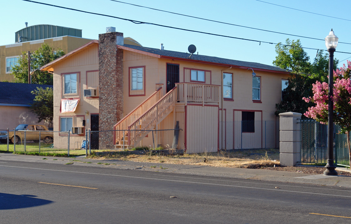 1542 Grand Ave in Sacramento, CA - Building Photo