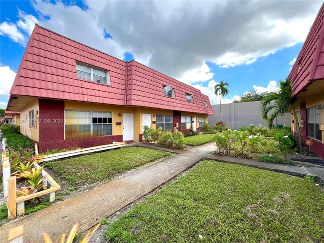 2562 NW 52nd Ave in Lauderhill, FL - Building Photo - Building Photo