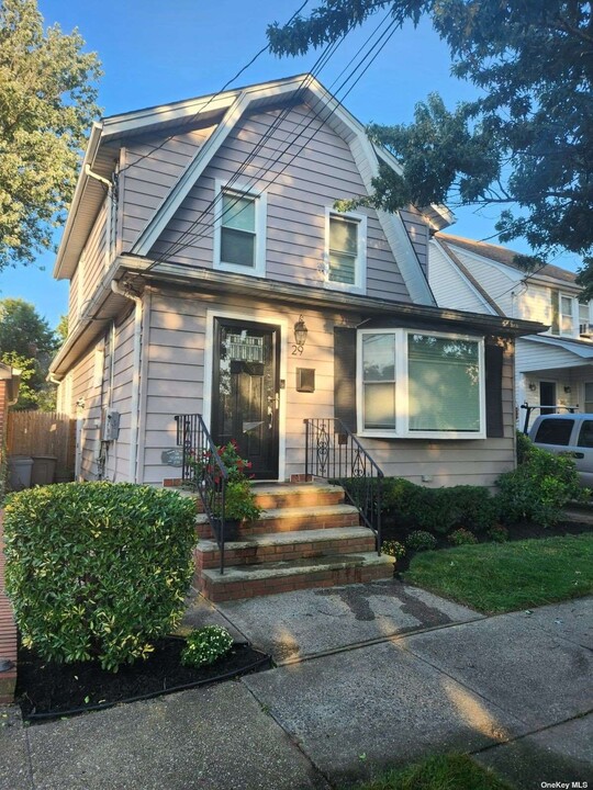 29 Brokaw Ave in Floral Park, NY - Foto de edificio