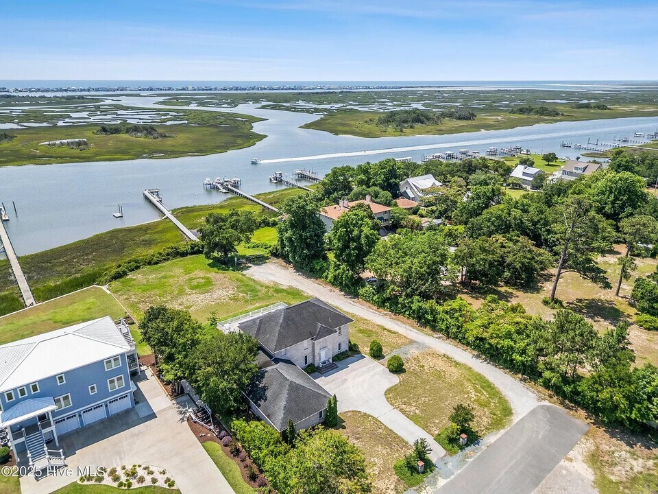 109 Inlet Ct in Hampstead, NC - Building Photo