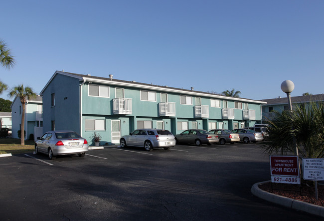 Village Green Apartments in Sarasota, FL - Foto de edificio - Building Photo