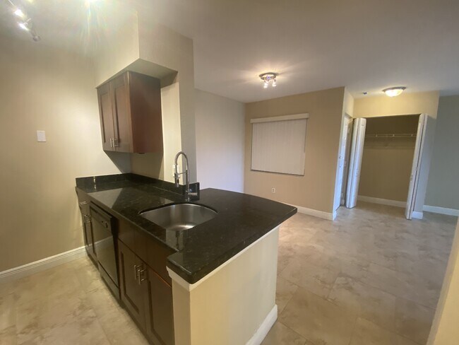 2851 N Oakland Forest Dr in Oakland Park, FL - Foto de edificio - Building Photo