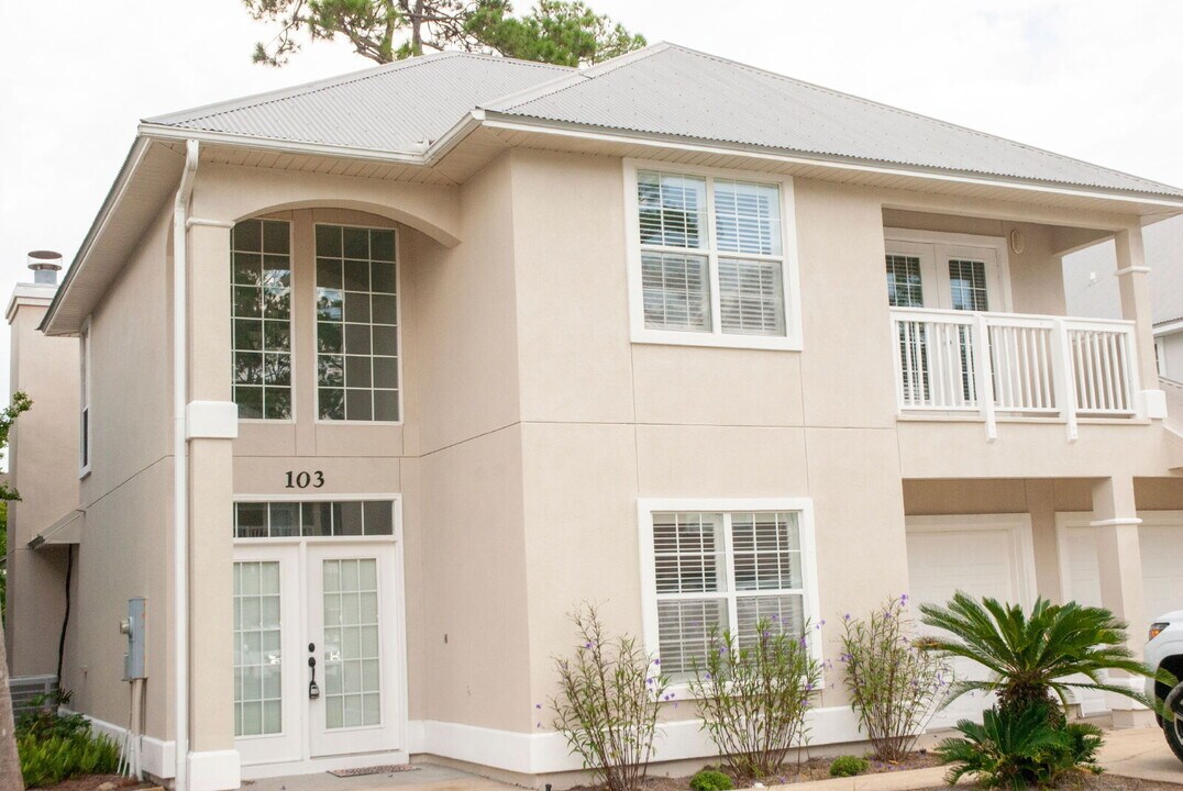 7009 N Lagoon Dr in Panama City Beach, FL - Building Photo