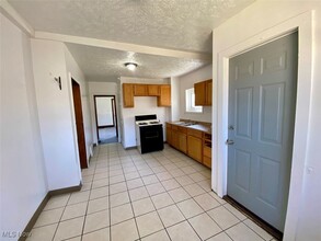 987 Whittier Ave in Akron, OH - Foto de edificio - Building Photo