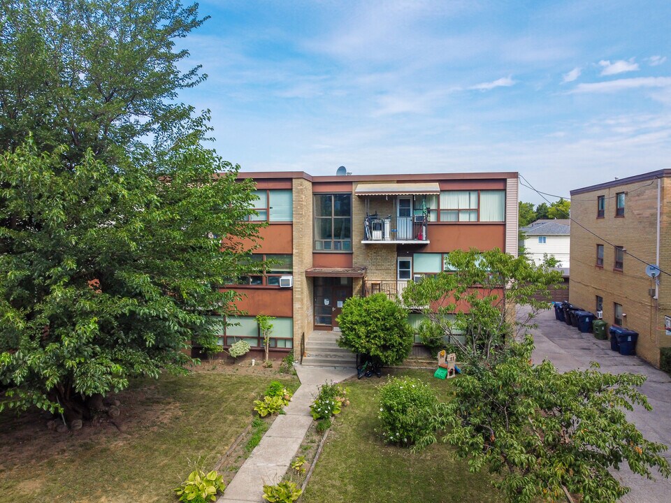 6 Meadowbrook Rd in Toronto, ON - Building Photo