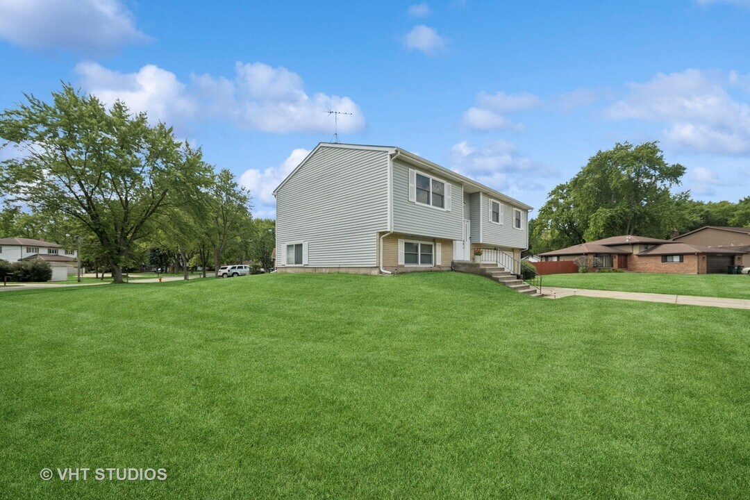 30W145 Country Lakes Dr in Naperville, IL - Building Photo