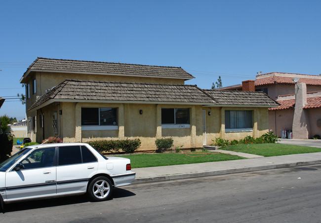 17411 Dairyview Cir in Huntington Beach, CA - Building Photo - Building Photo