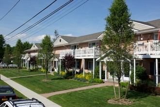 Fairfield At Deer Park in Deer Park, NY - Foto de edificio - Building Photo