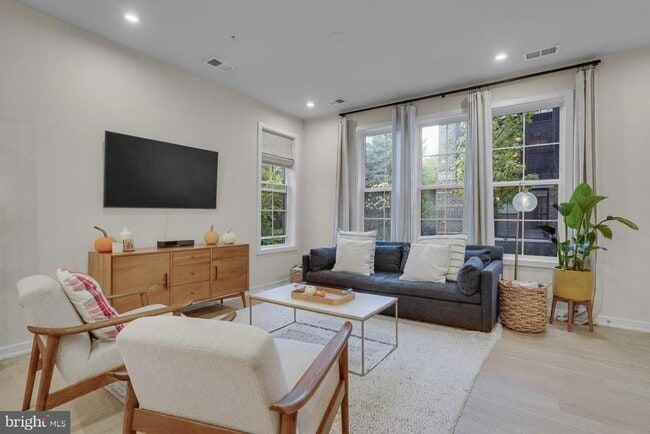 7436 Backett Wood Ter in McLean, VA - Building Photo - Building Photo