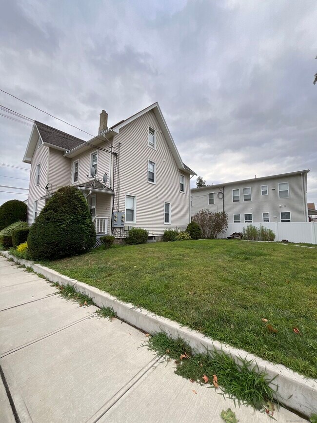 35 Cove Ave in Norwalk, CT - Building Photo - Building Photo