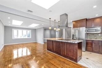 5 Glenbrook Rd in Hicksville, NY - Building Photo - Building Photo